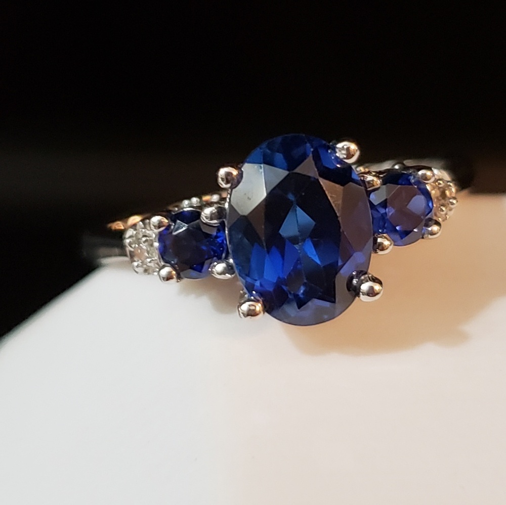 Lovely Solid 10kt Wt Gold & Lab Sapphire Ring